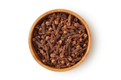 cloves-wooden-bowl-white-background_1048944-516203