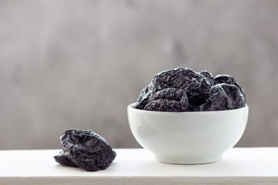 dried-prunes-white-bowl_188533-426