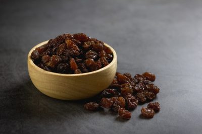 dried-raisins-bowl-table_1150-27257